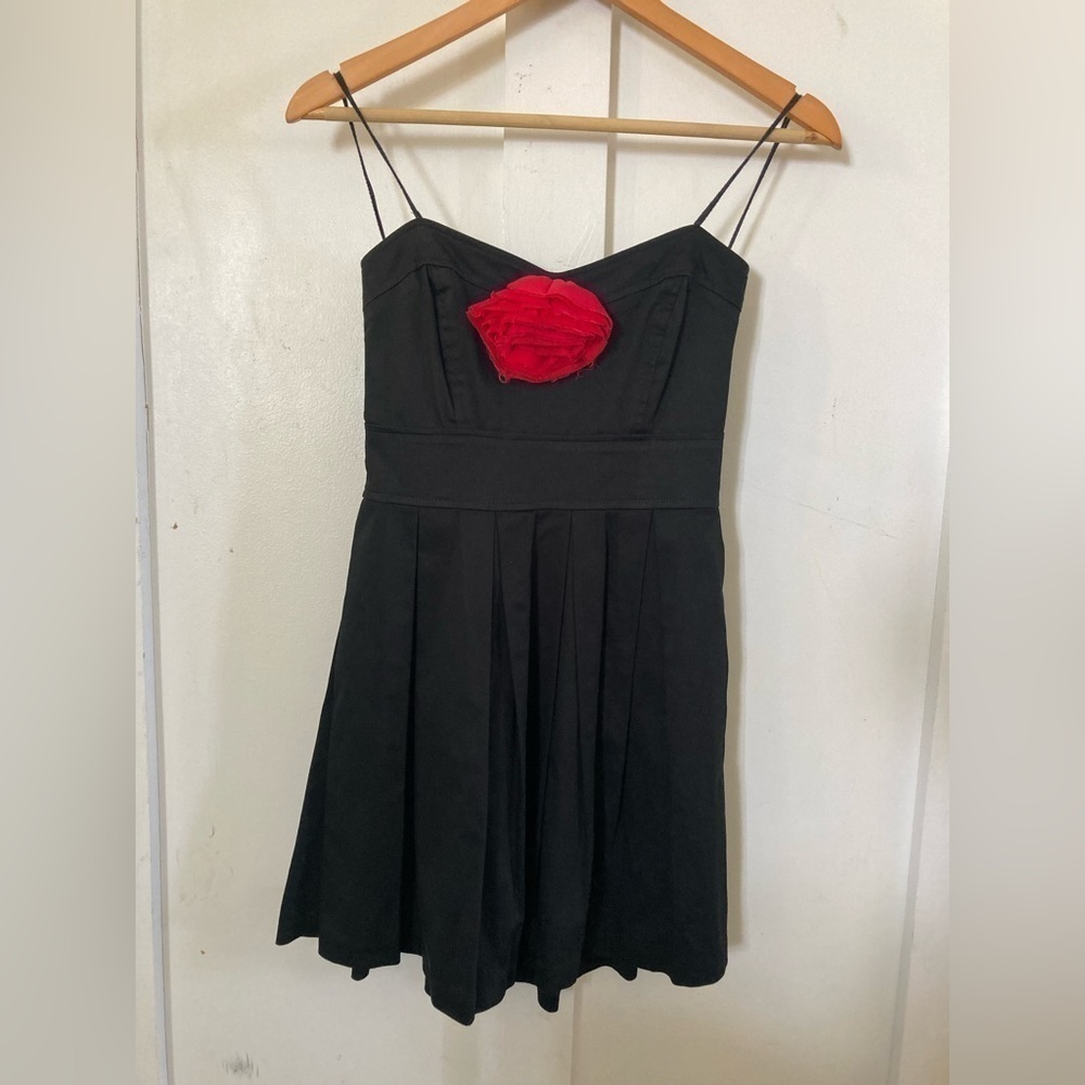 JUDITH March black strapless mini pleated dress red rose accent Medium